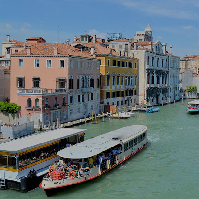 Motonave a Venezia